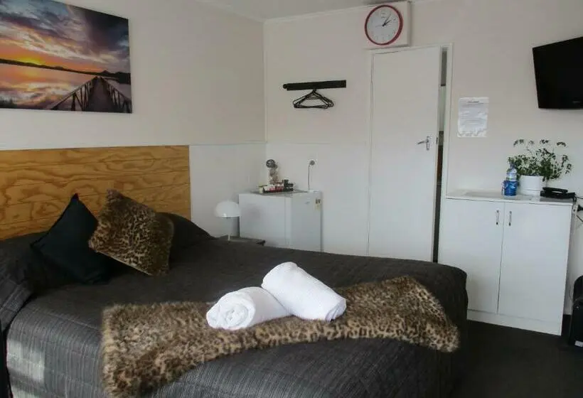 Basic-studio, High Street Living Motel