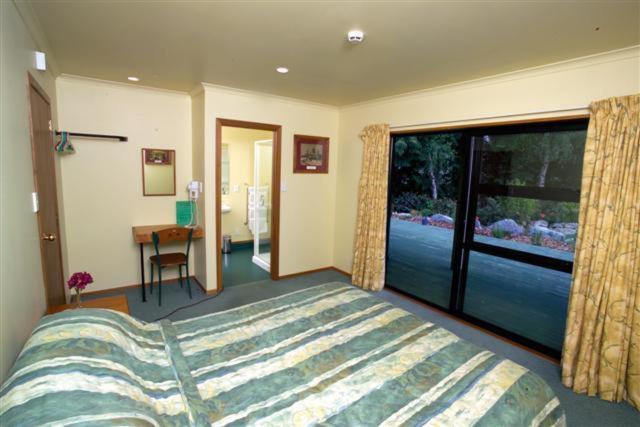 带特大床的标准间, Donegal House