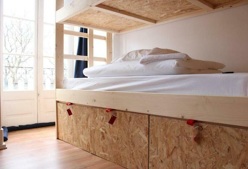 Bed in een Gedeelde Kamer, Lookout Lisbon Hostel