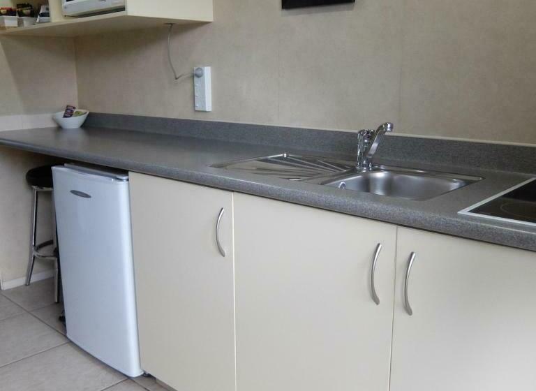 דירת חדר, 299 On Devon West