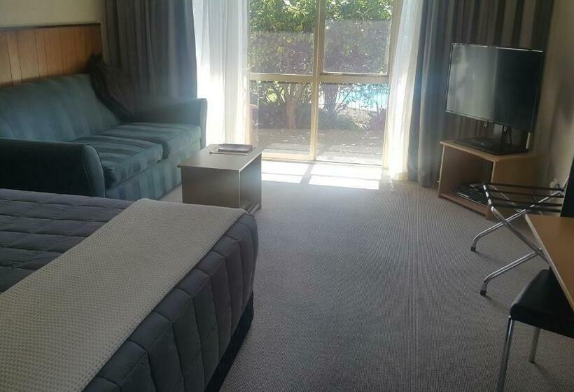 דירת חדר, 299 On Devon West