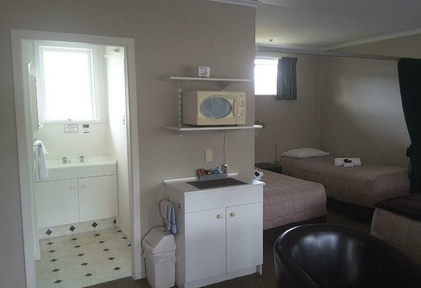סטודיו משפחתי, Palm Motel Waihi