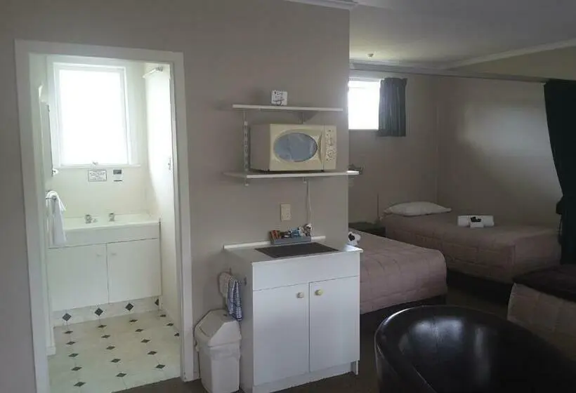 ファミリーステューディオ, Palm Motel Waihi