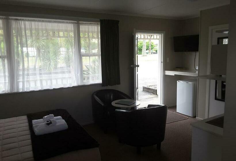 סטודיו משפחתי, Palm Motel Waihi