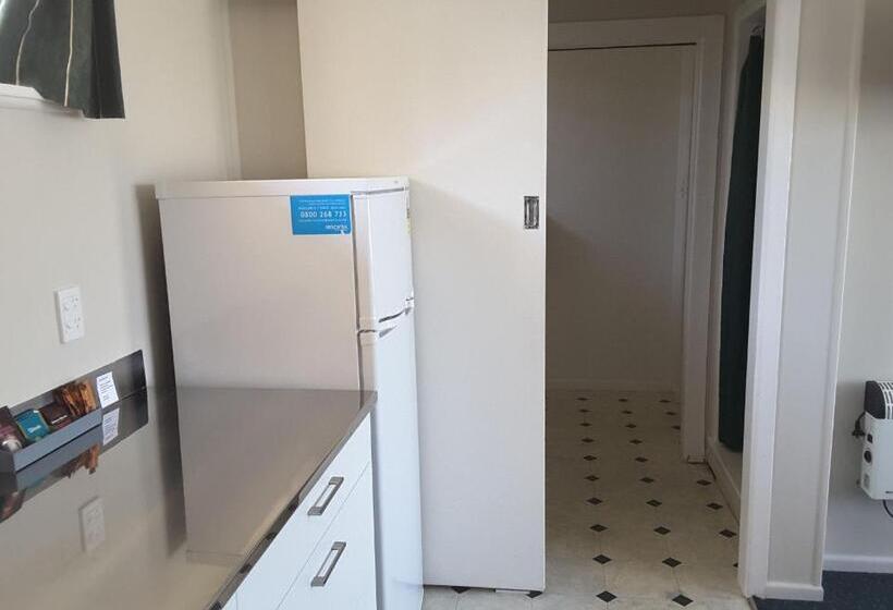 חדר משפחתי, Palm Motel Waihi