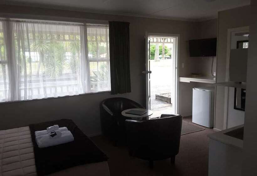 Семейное Студио, Palm Motel Waihi