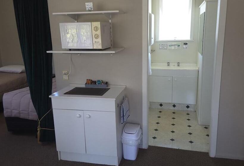 סטודיו משפחתי, Palm Motel Waihi