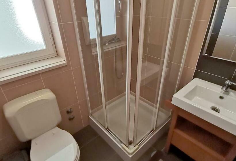 スタンダードルーム, Hebe Peniche