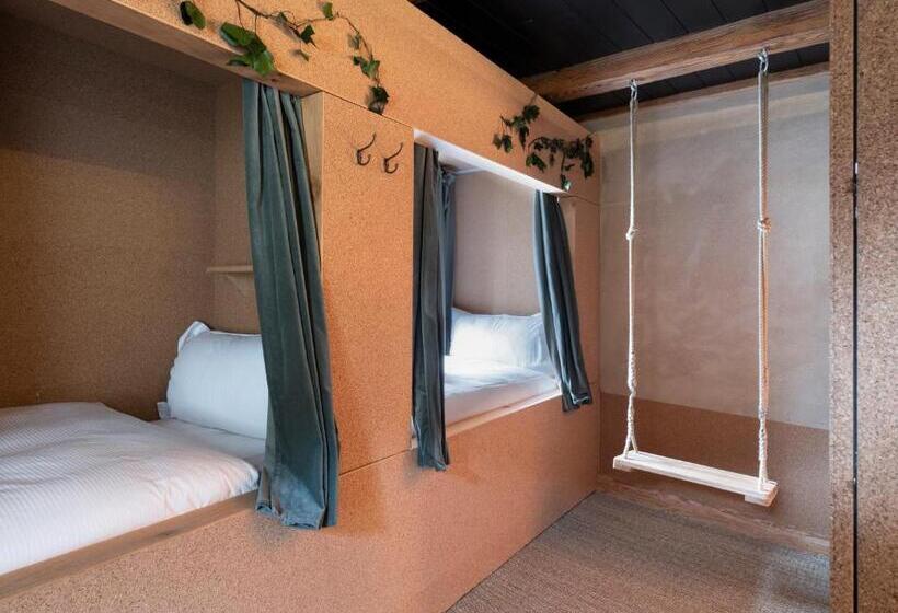 חדר משפחתי, Peanut Medieval Lodge