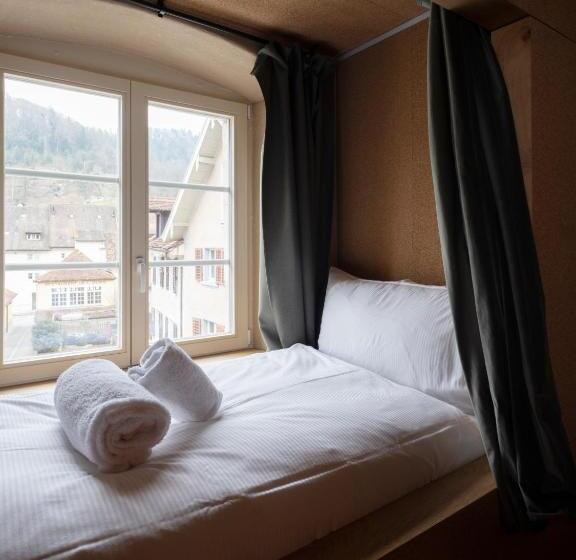 חדר משפחתי, Peanut Medieval Lodge