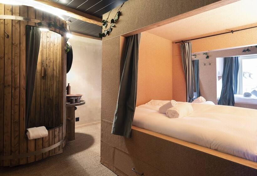 חדר משפחתי, Peanut Medieval Lodge