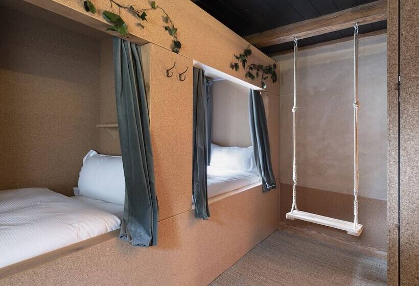 חדר משפחתי, Peanut Medieval Lodge