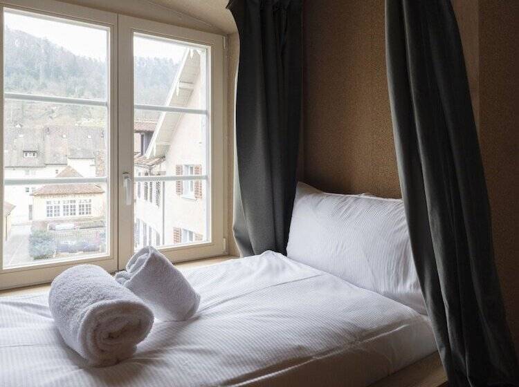 חדר משפחתי, Peanut Medieval Lodge