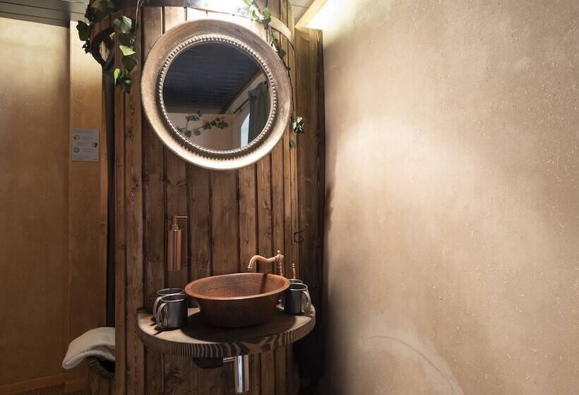 Семейный Номер, Peanut Medieval Lodge