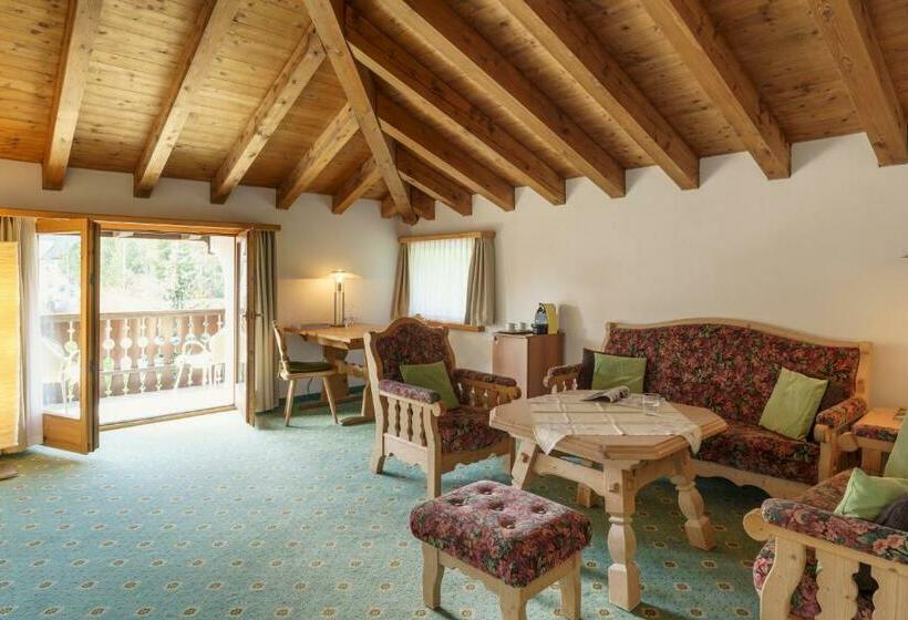 סוויטת ג'וניור, Saluver