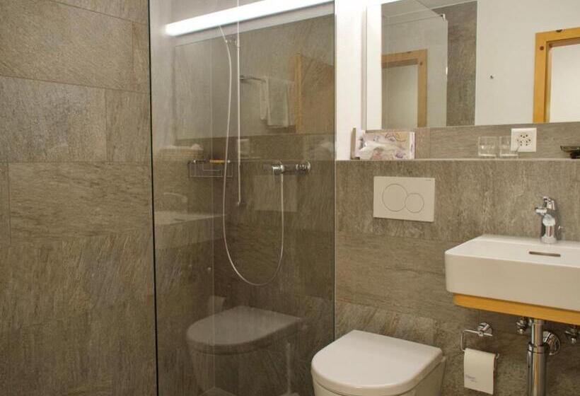 חדר סופריור, Saluver