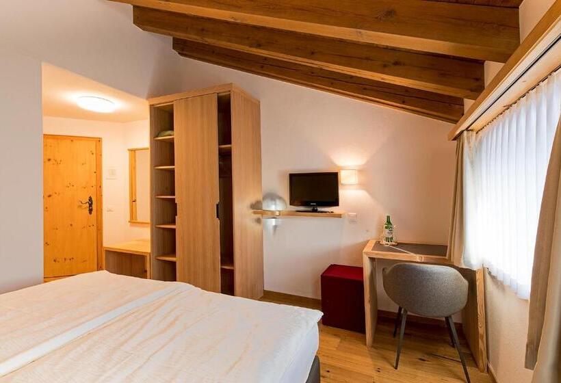 חדר סופריור, Saluver