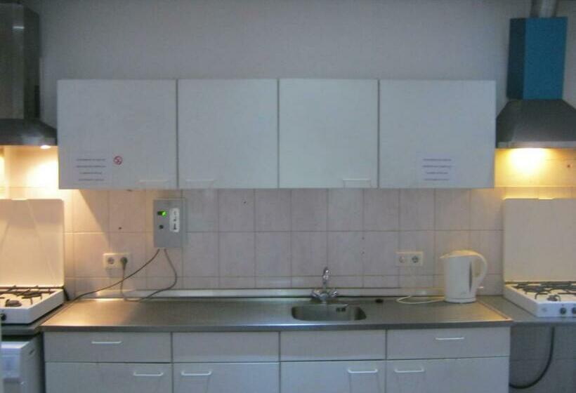 הכלכלה חדר לארבעה עם מקלחת משותפת, Pension Zevenbergen