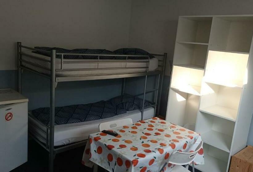 הכלכלה חדר לארבעה עם מקלחת משותפת, Pension Zevenbergen