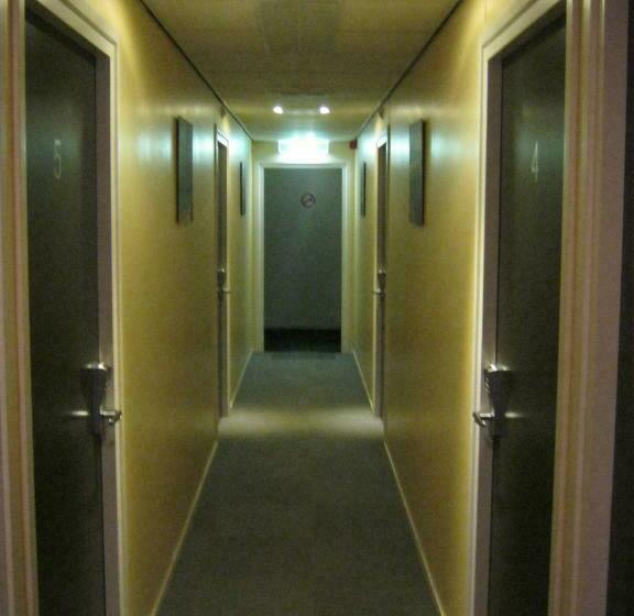 הכלכלה חדר לארבעה עם מקלחת משותפת, Pension Zevenbergen