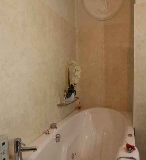 آپارتمان یک خوابه با دری مشترک که هال را جدا می کند., Antonius Bed And Breakfast