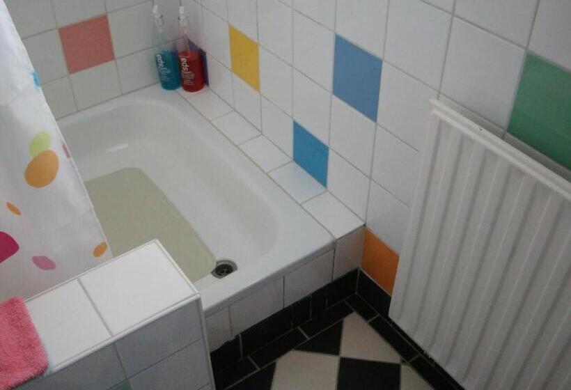 منزل غرفة نوم واحدة, B&b Hotel California