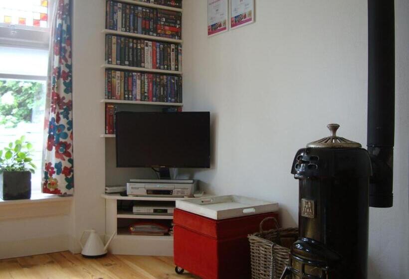 منزل غرفة نوم واحدة, B&b Hotel California