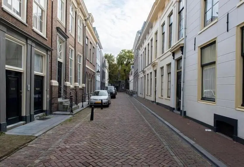 استودیوی لوکس, Zocher6 Bnb A Monumental Town House In The City Center