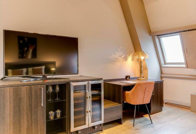 جناح جونيور, Brasss Hotel Suites