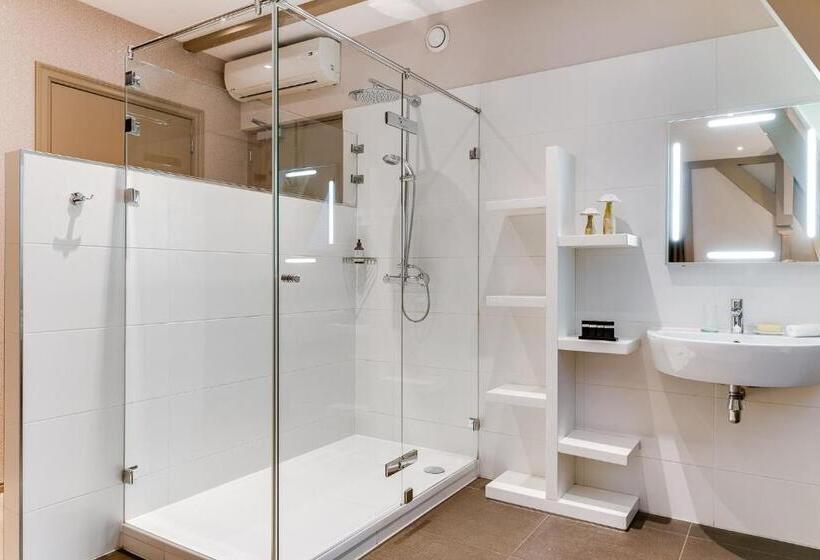 جناح جونيور, Brasss Hotel Suites