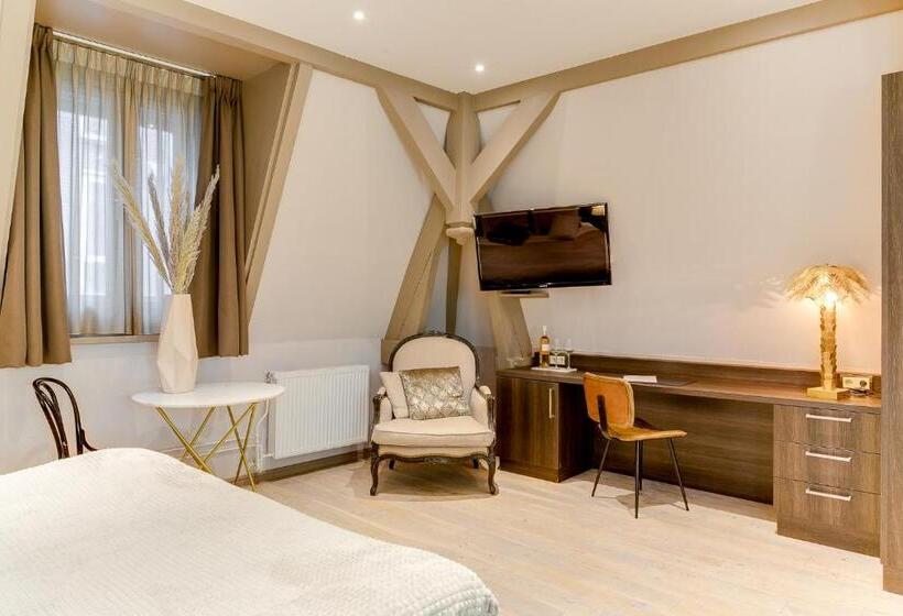 جناح جونيور, Brasss Hotel Suites