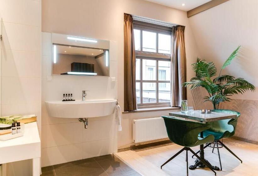 جناح جونيور, Brasss Hotel Suites