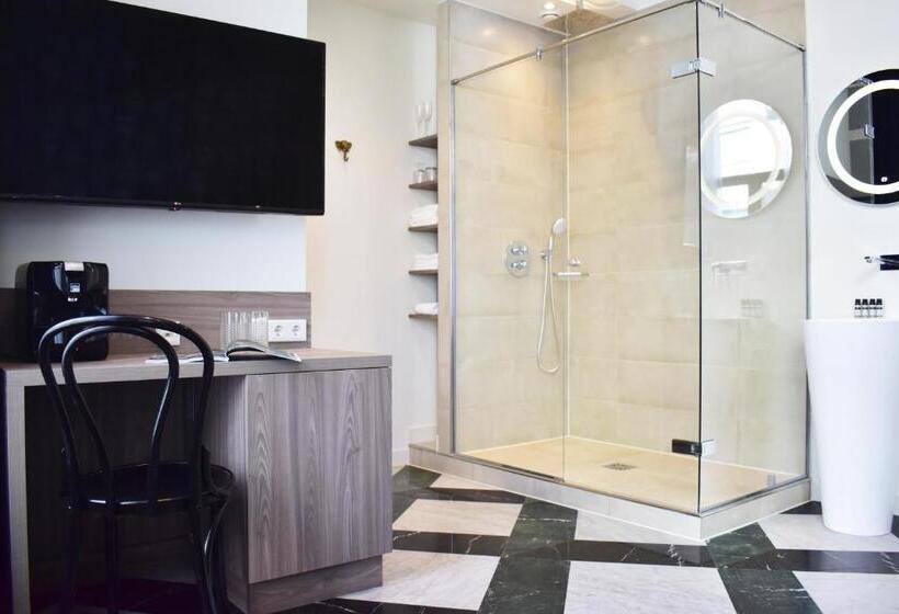 جناح جونيور, Brasss Hotel Suites