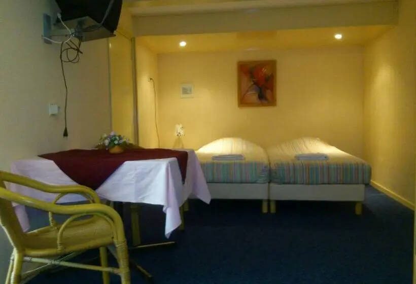 Standard Neljän Hengen Huone, Hostel Herberg De Esborg Scheemda