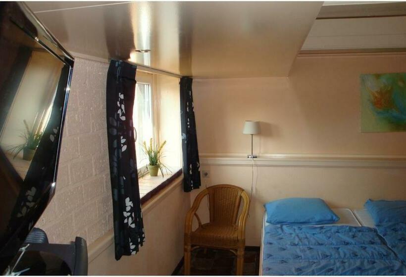 스탠다드 트리플 룸, Hostel Herberg De Esborg Scheemda