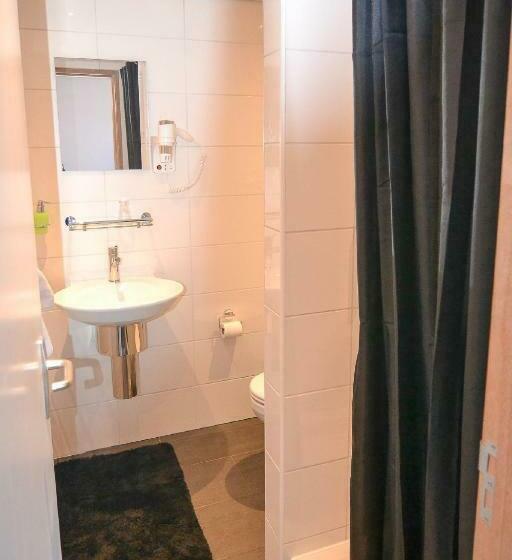 חדר סטנדרט לארבעה, Bienvenue