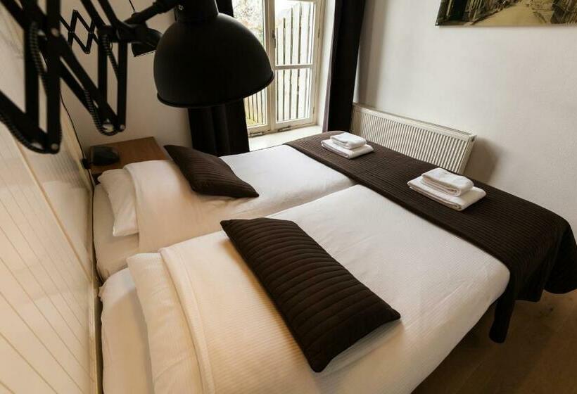 四人标准间, Het Weeshuis