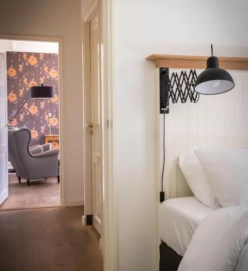 Standard Neljän Hengen Huone, Het Weeshuis