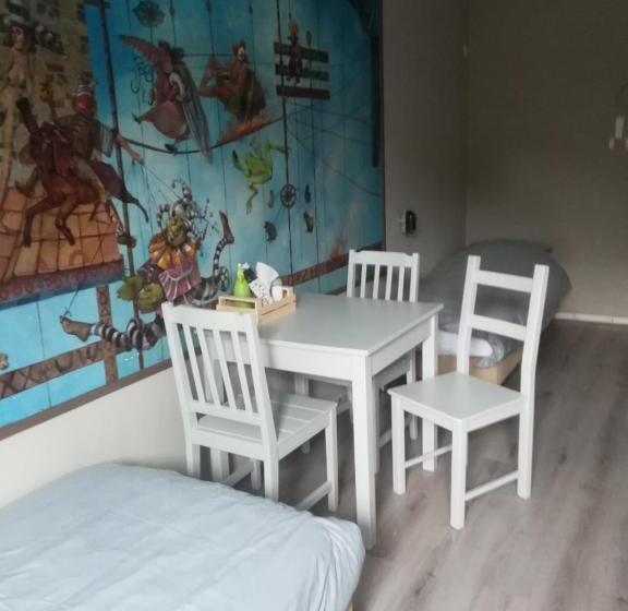 חדר סטנדרט לארבעה, Simplon Hostel