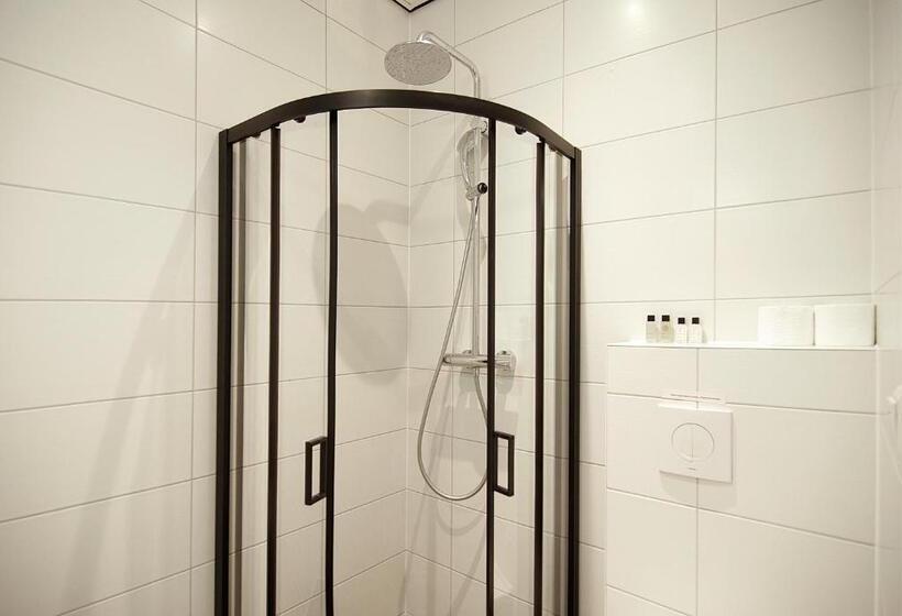 اتاق استاندارد سه نفره, Weber Hotel 117