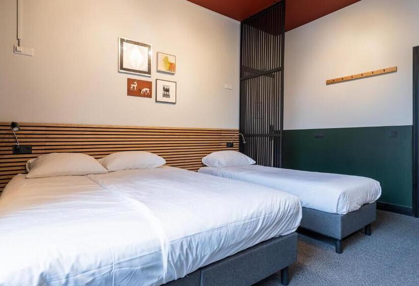 اتاق استاندارد سه نفره, Weber Hotel 117