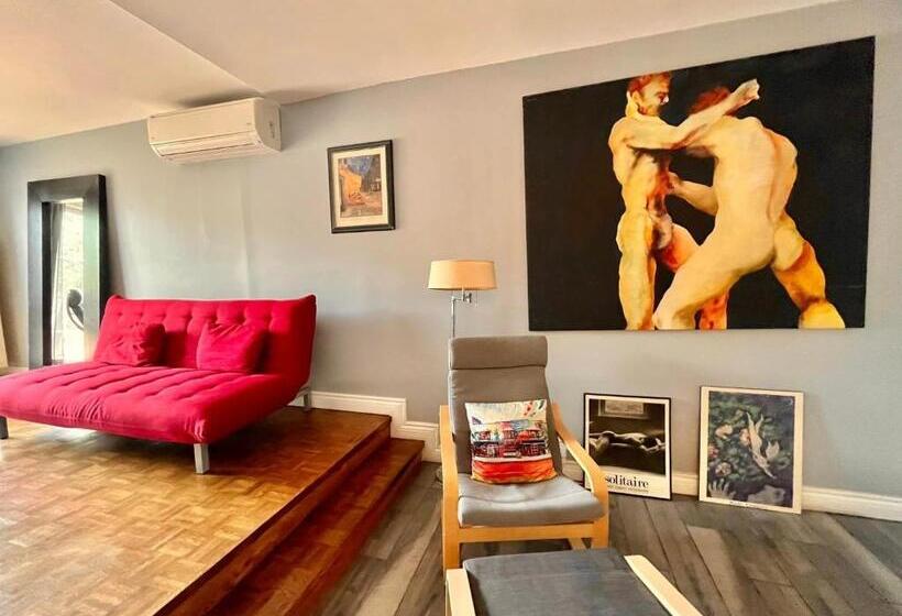 اتاق لوکس, The Only Backpacker S Inn