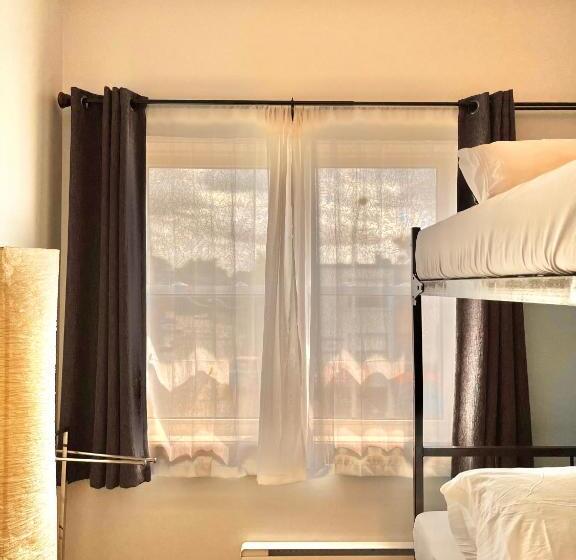 اتاق لوکس, The Only Backpacker S Inn