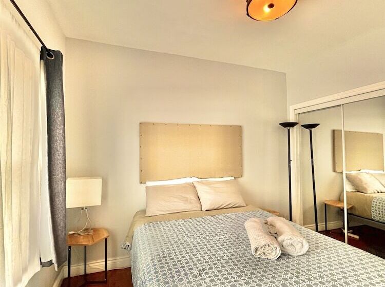 اتاق لوکس, The Only Backpacker S Inn