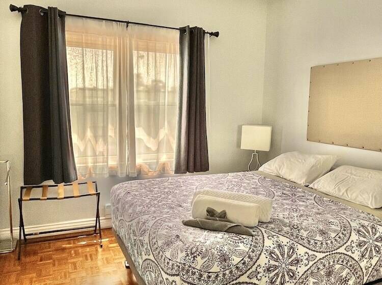 اتاق لوکس, The Only Backpacker S Inn