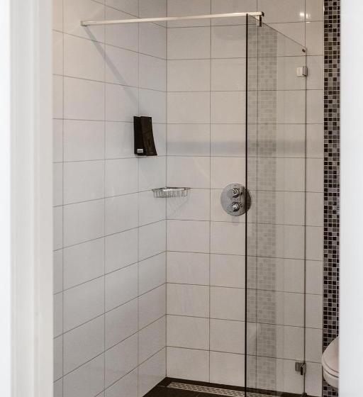 חדר קומפורט לשלושה, Amerika