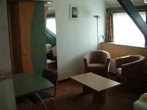 Habitación Deluxe, Bom