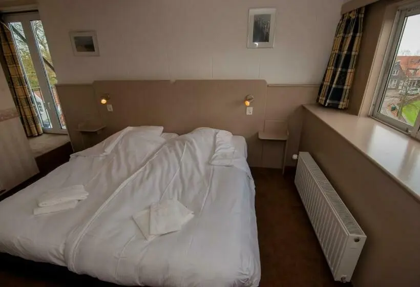 Habitación Deluxe, Bom