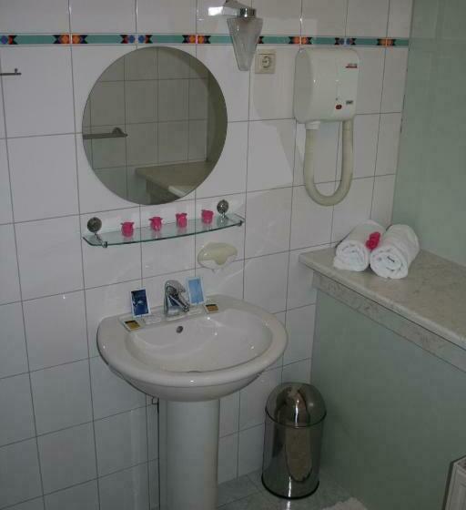 חדר דלוקס, Bom