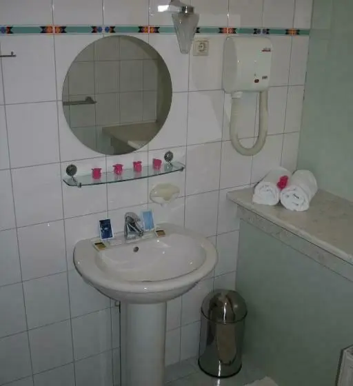 Habitación Deluxe, Bom